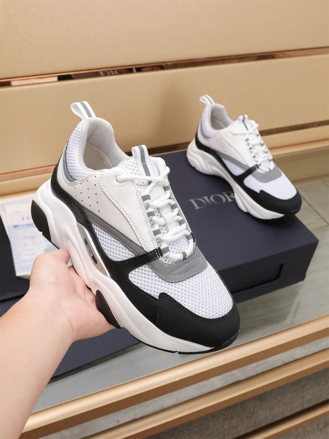 Men's shoes 💰P460💰【Dior】Dior✨ is online at the same time👏 This casual sneaker is a new product in the series and continues Di*r's classic style. The upper is made of original mesh and cow leather, with a two-color textured outsole, and the brand's iconic details on the rear collar and heel to enhance the style. Fashionable and versatile. Wear it with jeans or slacks for a casual look. Size: 38-44 (45 customized)